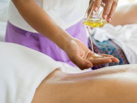 Massage mit warmem Öl